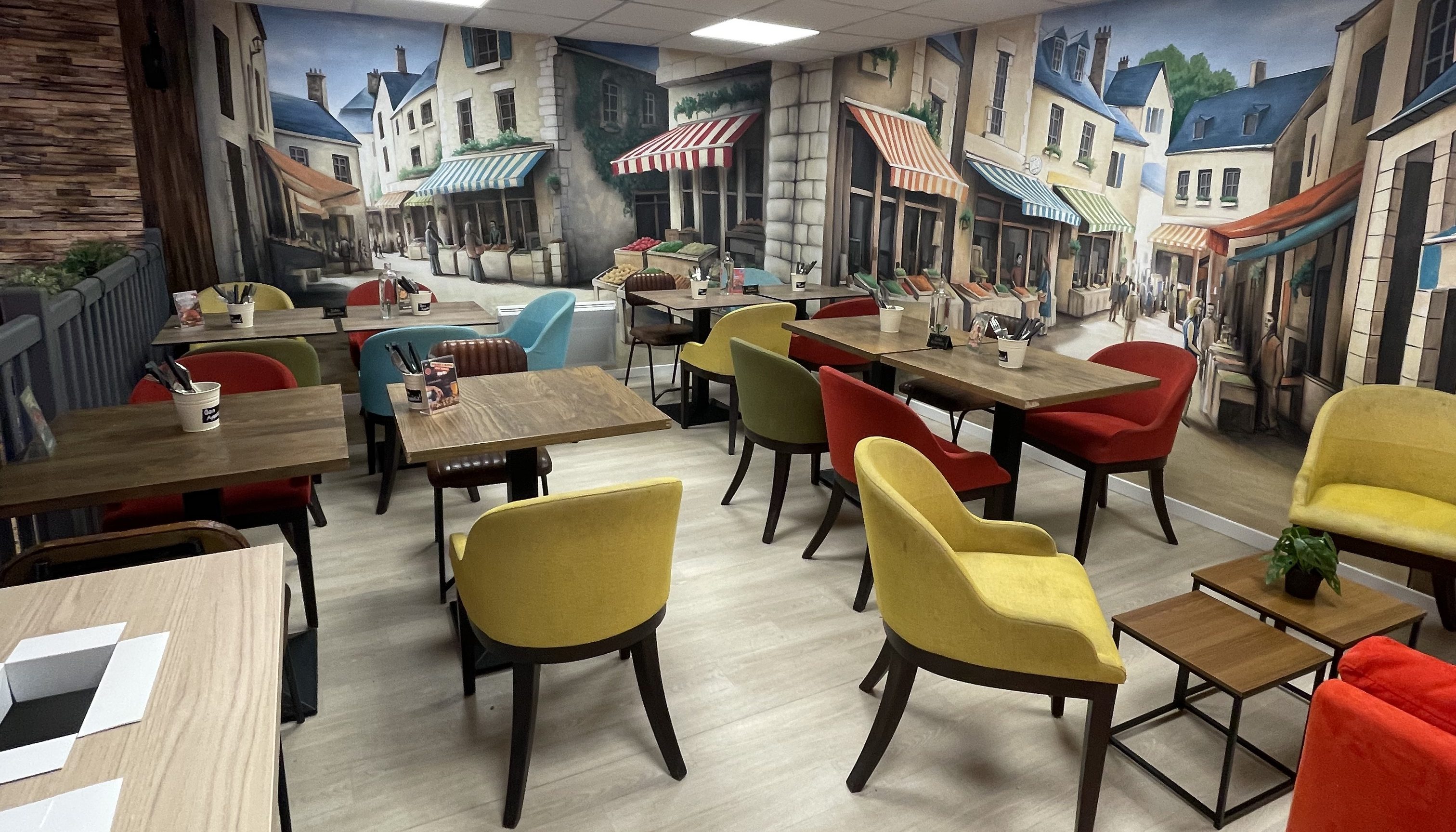 La salle du restaurant Uncle Breizh à Locmiquélic